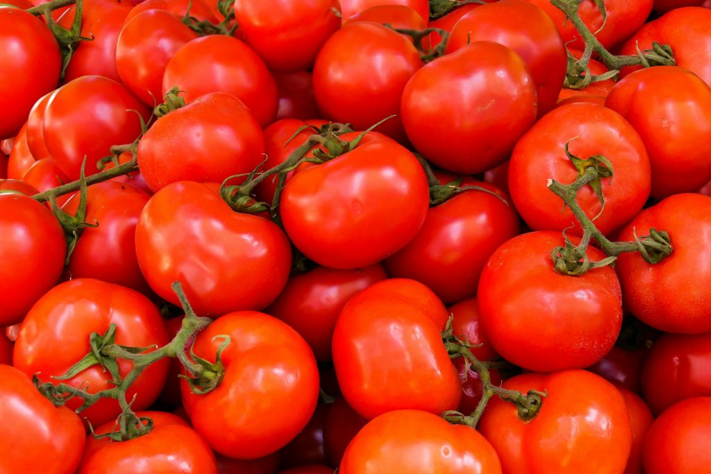 12 benefícios do tomate e como consumir (com receitas)